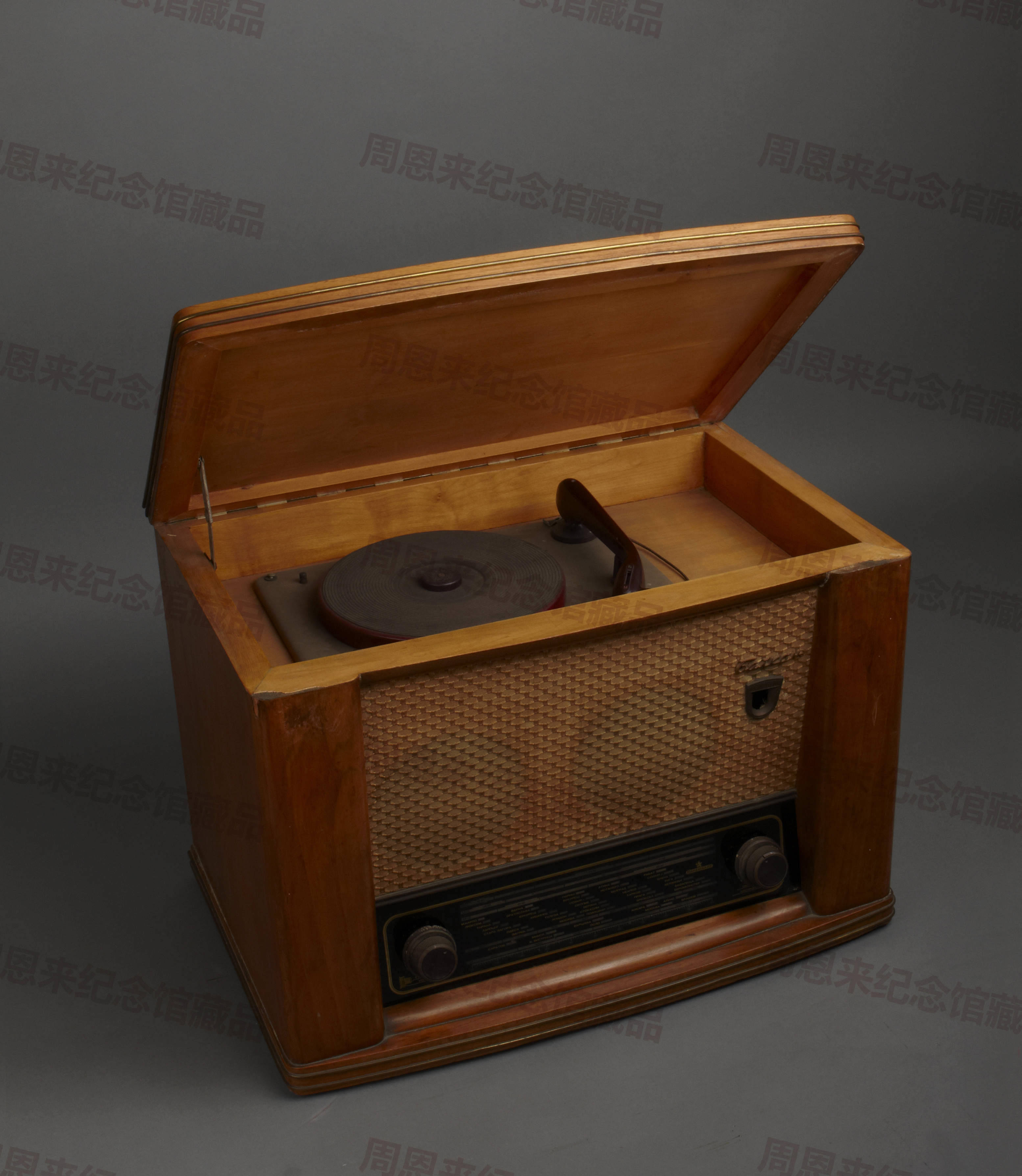 W021 周恩来50年代用过的收音机.jpg