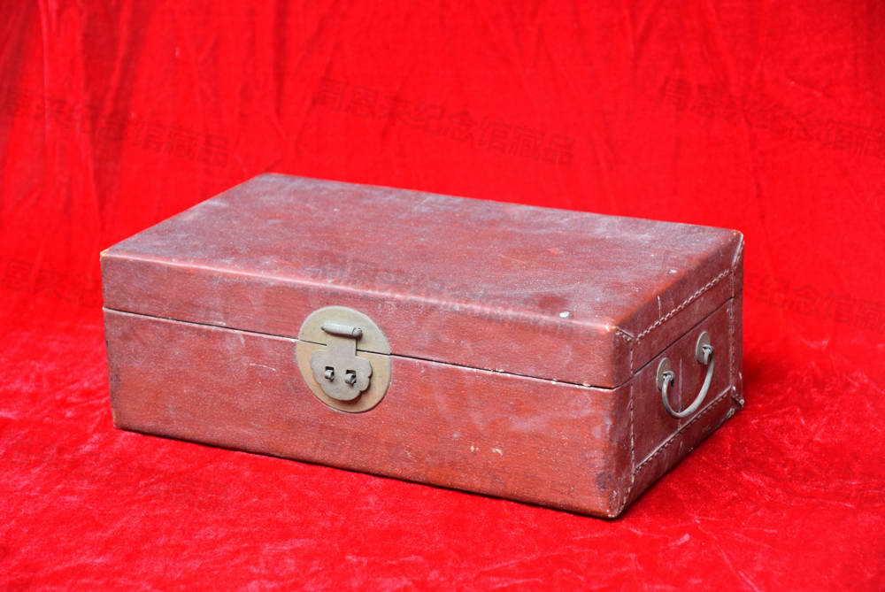 W621 红漆木质带夹层板首饰盒.JPG