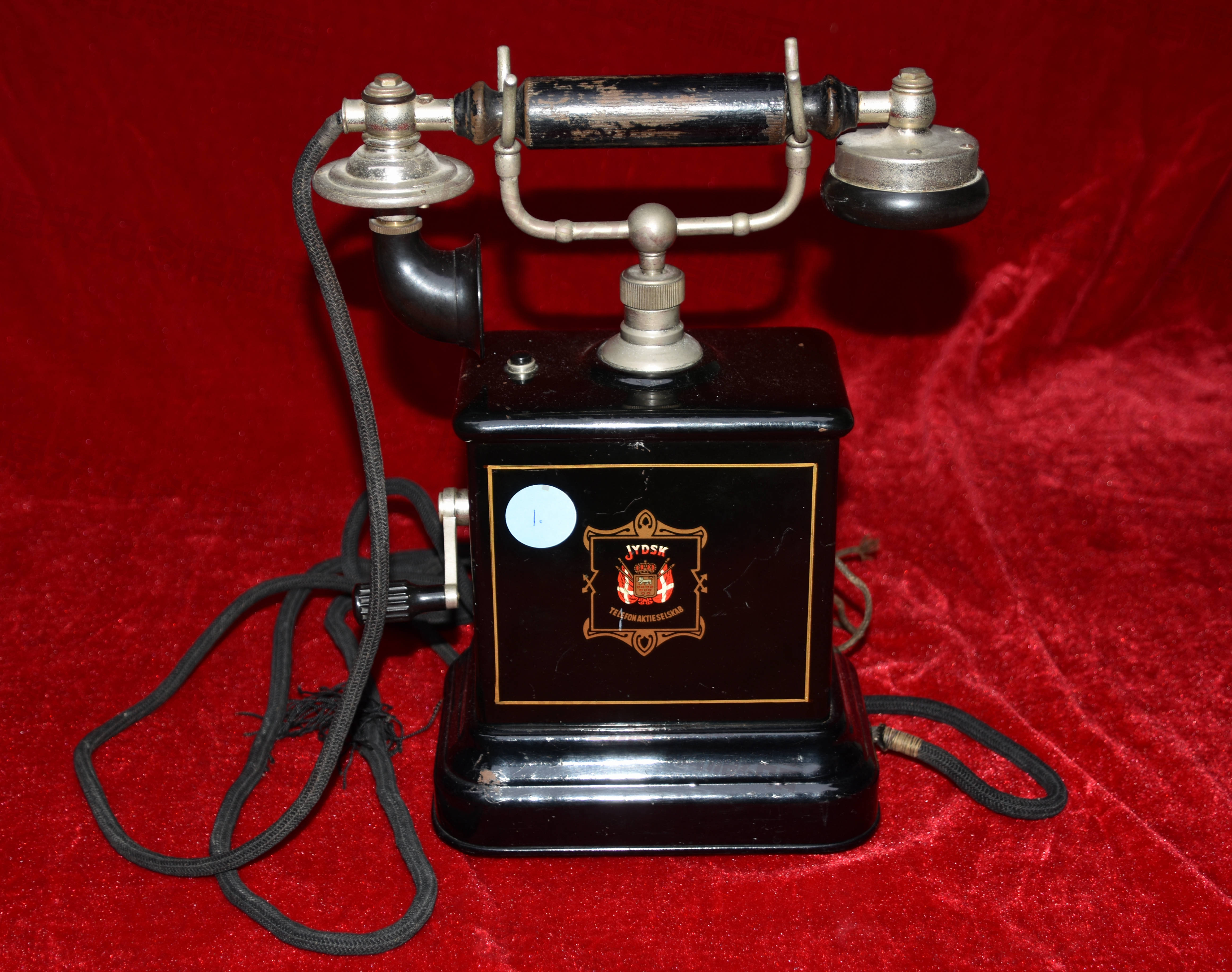 W545 1910年丹麦手摇电话机.JPG