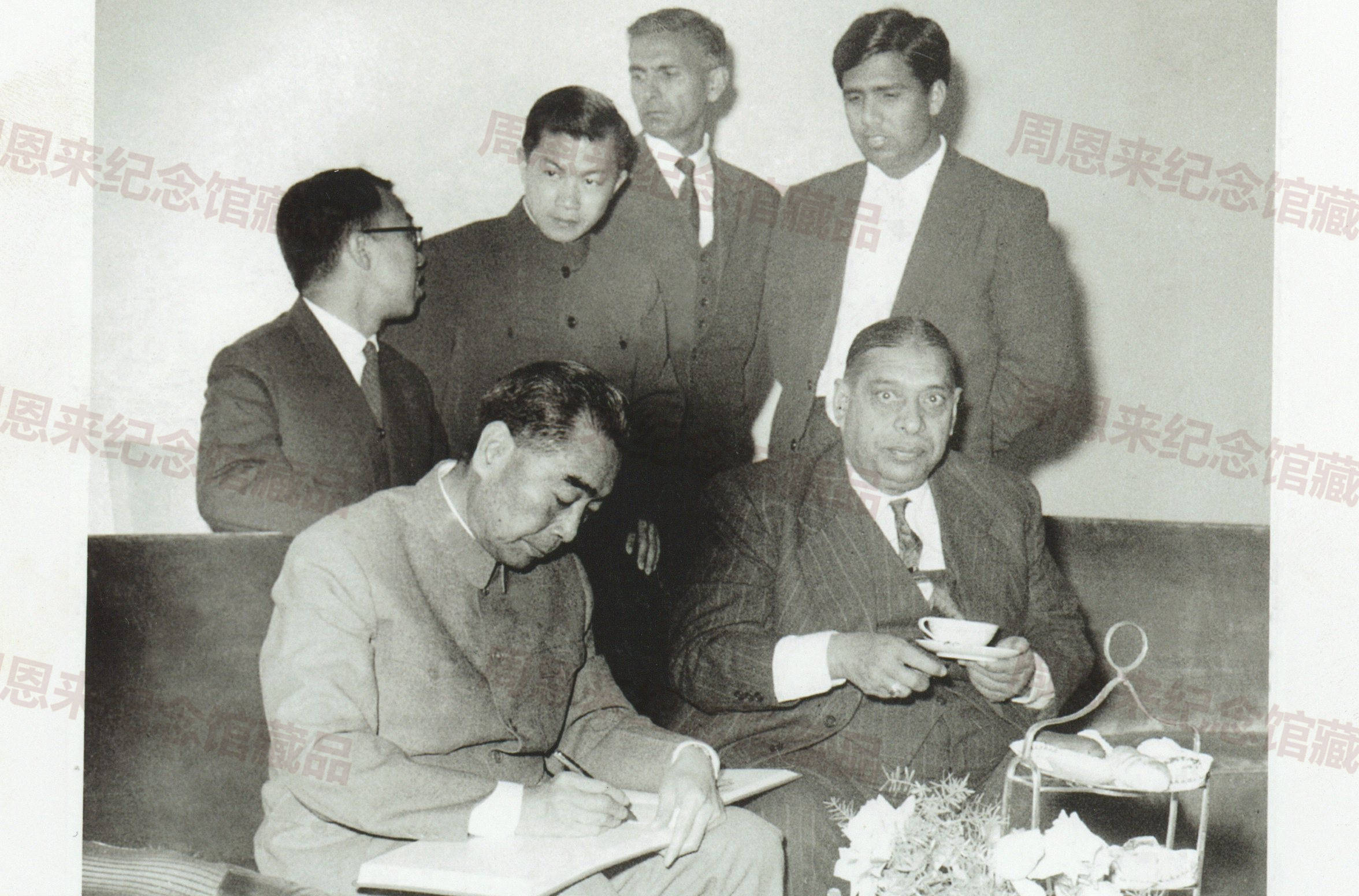 W212 1964年周恩来访问巴基斯坦伊斯兰堡与巴工程部长阿哈米德合影.jpg