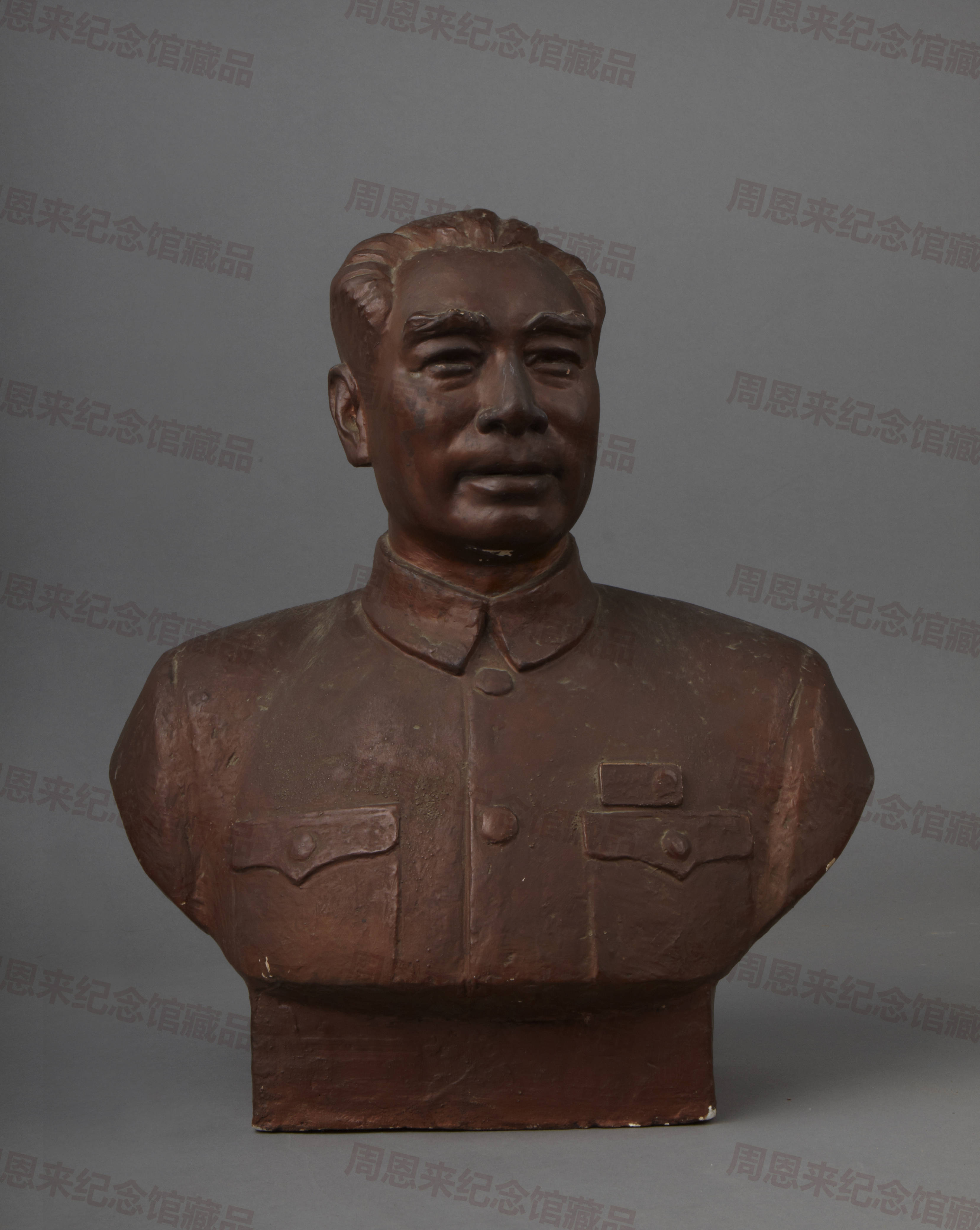 W086 俞崧塑周恩来石膏像.jpg